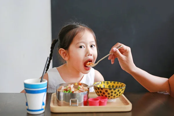 Madre Alimentando Hija — Foto de Stock