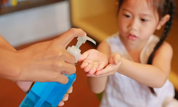Mãe Aplicando Gel Limpeza Mão Criança — Fotografia de Stock