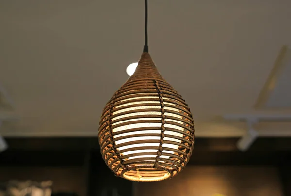 Плетеная Лампа Висит Потолке — стоковое фото