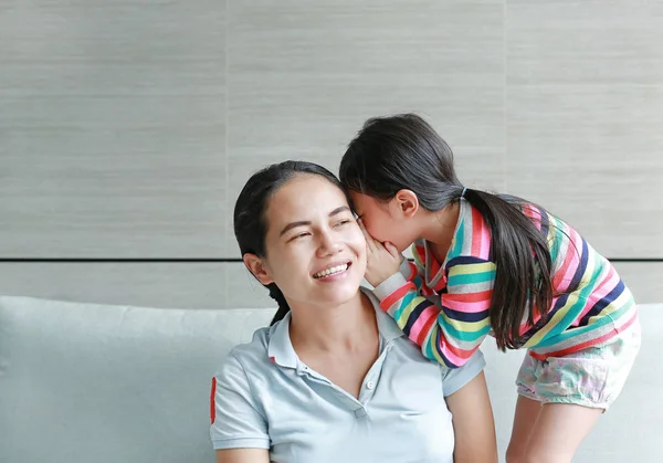 Happy Cute Gadis Kecil Asia Berbisik Rahasia Kepada Ibu Muda — Stok Foto