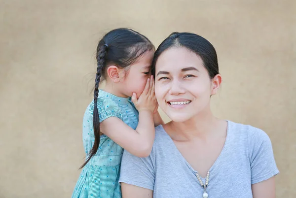 Menina Asiática Feliz Compartilhando Segredo Para Sua Mãe Miúdo Menina — Fotografia de Stock