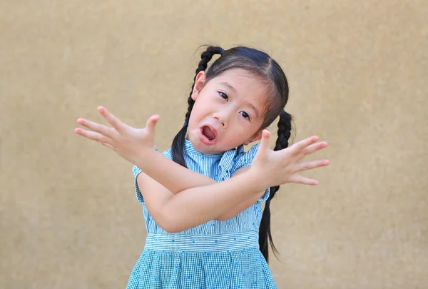 Sassy Piccolo Asiatico Bambino Ragazza Con Divertente Faccia Espressione Croce — Foto Stock