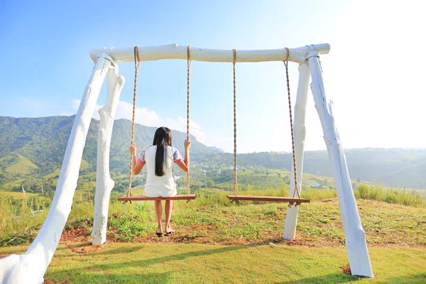 Costas Mulher Jovem Relaxante Por Balanço Encosta Nascer Sol Manhã — Fotografia de Stock