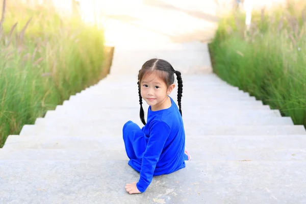 Entzückende Kleine Asiatische Kind Mädchen Sitzt Auf Der Treppe Den — Stockfoto