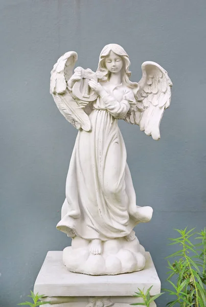 Mooie Engel Standbeeld Tegen Grijze Muur Achtergrond — Stockfoto