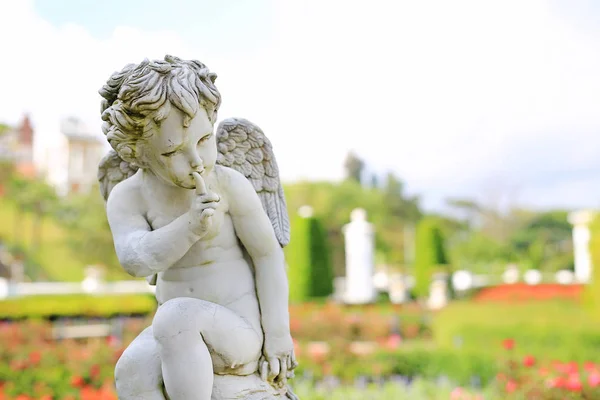 Amor Skulptur Sommergarten — Stockfoto