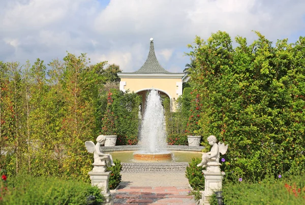 Bella Fontana Nel Giardino Fiorito — Foto Stock