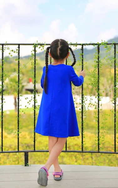 Widok Tyłu Dziewczynka Dziecko Asisn Stojąc Balkonie Patrząc Charakter — Zdjęcie stockowe