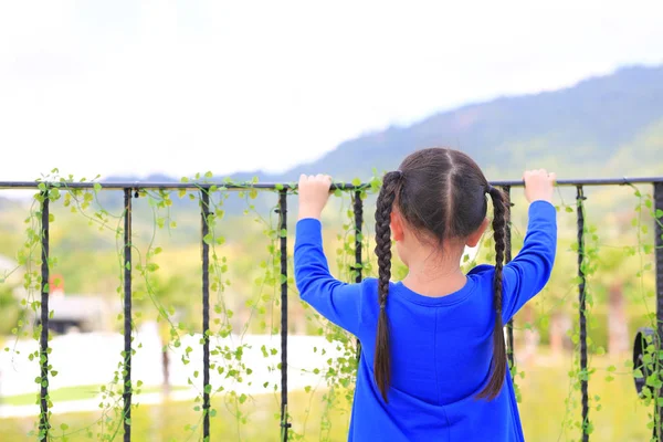 Balkon Barlarda Ayakta Sabah Doğaya Bakan Küçük Kızın Arkadan Görünüm — Stok fotoğraf