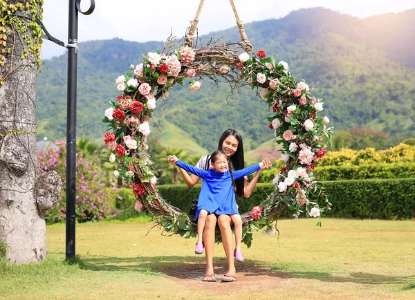 Asijská Matka Její Dcera Sedí Krásný Koš Swing Květinou Barevné — Stock fotografie