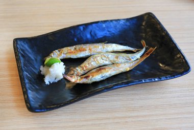 Izgara shishamo limon ve soğan, Japon yemekleri servis.