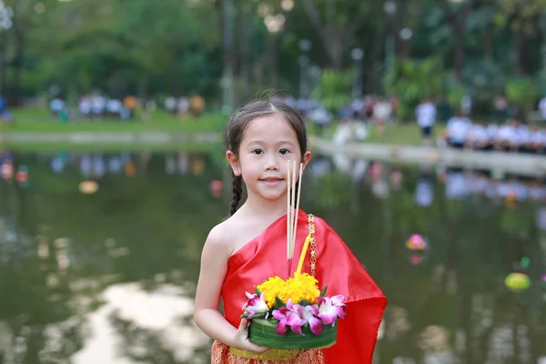 Loy Krathong Festival Asiatisches Kindmädchen Thailändischer Tracht Mit Krathong Für — Stockfoto