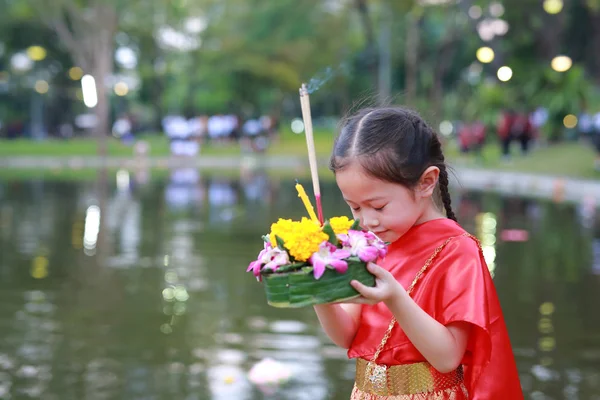 Loy Krathong Fesztivál Ázsiai Gyermek Lány Holding Krathong Bocsánatot Istennő — Stock Fotó