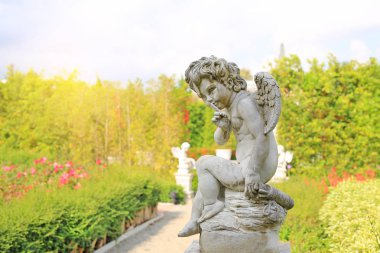 Aşk tanrısı heykel yaz bahçesinde açık.