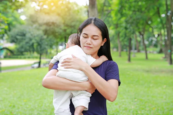 Ibu Asia Membawa Bayi Bayi Laki Lakinya Taman Musim Panas — Stok Foto