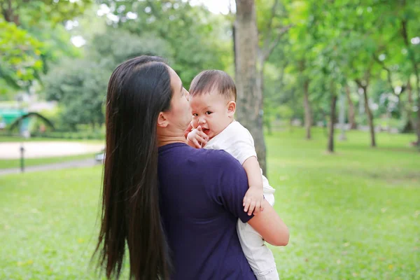 Aziatische Moeder Die Haar Baby Jongetje Zomertuin — Stockfoto