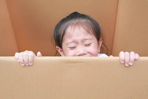 Piccola Bambina Asiatica Che Gioca Peekaboo Trova Una Grande Scatola — Foto Stock