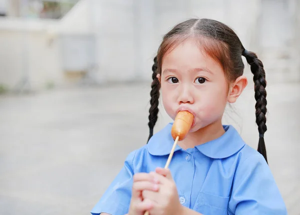Portret Van Meisje Aziatisch Kind School Uniform Genieten Van Smakelijke — Stockfoto