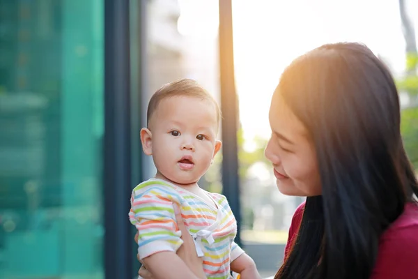 Close Wajah Ibu Asia Dan Bayinya — Stok Foto