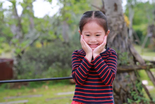 Χαμογελώντας Ασίας Παιδί Κοριτσάκι Αγγίζει Μάγουλό Της Ψάχνετε Κατευθείαν Κάμερα — Φωτογραφία Αρχείου