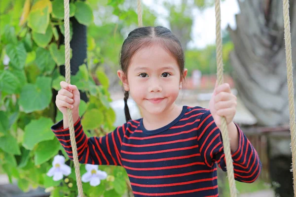 Bliska Szczęśliwy Małe Dziecko Azjatyckie Dziewczyna Gry Siedzi Huśtawce Parku — Zdjęcie stockowe