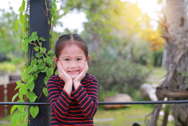 Porträt Eines Lächelnden Kleinen Asiatischen Mädchens Mit Anrührender Wange Das — Stockfoto