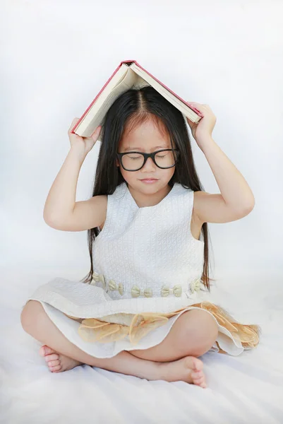 Schattig Klein Aziatisch Meisje Liggend Bed Plaats Hardcover Boek Haar — Stockfoto