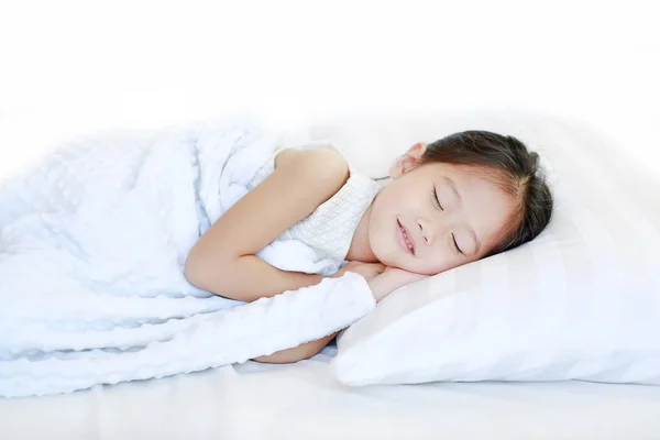 Szczęśliwy Śpiące Dziewczyna Piękna Azjatka Dziecko Leżąc Łóżku — Zdjęcie stockowe