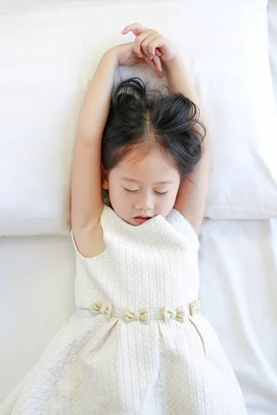 Счастливая Красивая Азиатская Девочка Лежащая Кровати Вид Сверху — стоковое фото