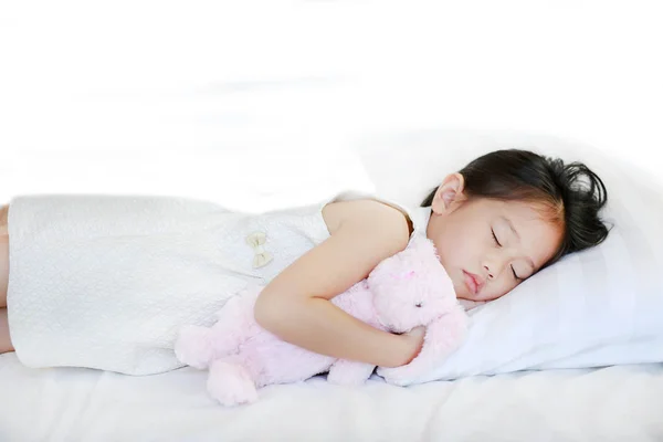 Śpiąca Dziewczynka Azjatyckich Dziecko Leżąc Łóżku Przytulanie Lalka — Zdjęcie stockowe