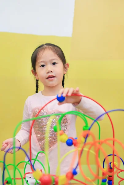 Retrato Menina Asiática Jogando Brinquedo Educativo Para Desenvolvimento Cérebro Sala — Fotografia de Stock