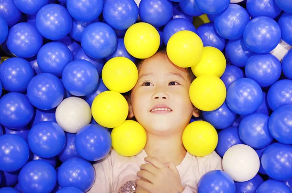 Adorable Asiática Linda Chica Jugando Con Bolas Plástico Color — Foto de Stock