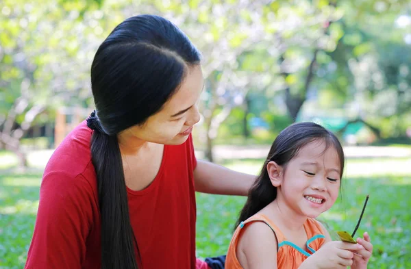 Portrait Mère Asiatique Prendre Soin Ses Filles Couchées Dans Jardin — Photo