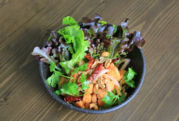 揚げスパイシーなサーモンのサラダ野菜とハーブを混合 — ストック写真