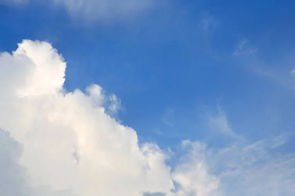 Bentuk Abstrak Awan Putih Pada Latar Belakang Langit Biru — Stok Foto