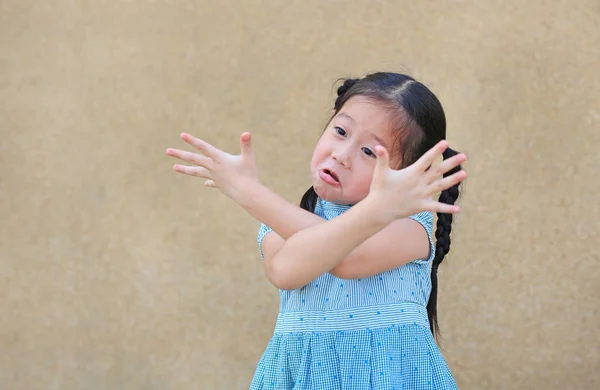 Нахабний Маленький Дитина Азіатська Дівчина Смішне Обличчя Вираження Хрест Свою — стокове фото