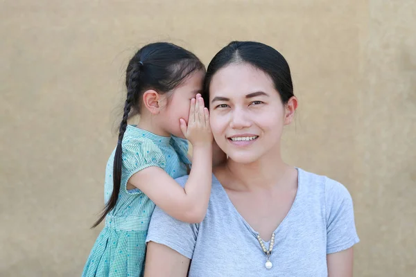 Gelukkig Aziatische Kind Meisje Delen Een Geheim Aan Haar Moeder — Stockfoto