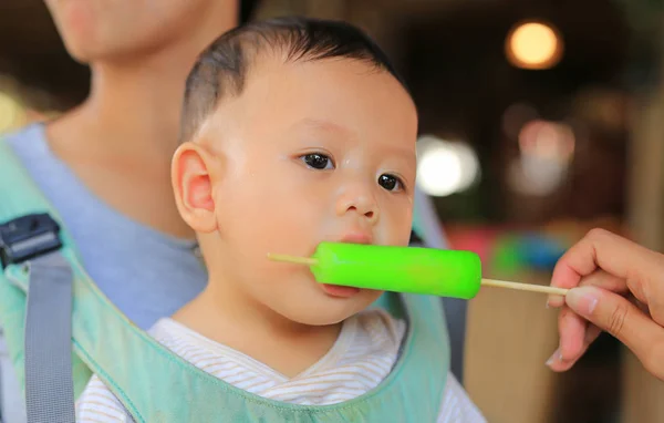 Schattig Aziatische Jongetje Zuigen Ijs Door Mensen Hand — Stockfoto