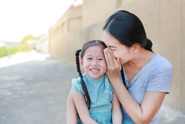 Ibu Yang Bahagia Membisikkan Sesuatu Rahasia Telinga Putrinya Konsep Komunikasi — Stok Foto