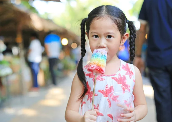 Adorable Niña Asiática Disfrutan Comiendo Colorido Helado Estilo Tailandés — Foto de Stock