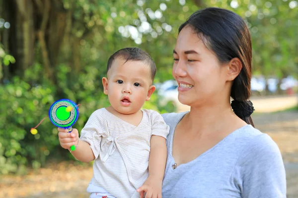 Joven Madre Asiática Llevando Bebé Jugando Pongapaeng Juguetes Juguete Chino — Foto de Stock