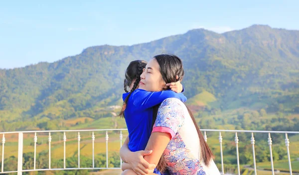 Asiática Mãe Abraçar Sua Filha Com Amor Varanda Encosta — Fotografia de Stock