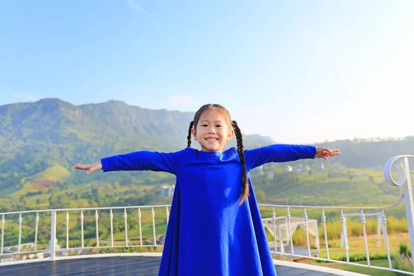 Adorável Pequena Menina Asiática Sentindo Livre Com Braços Abertos Belas — Fotografia de Stock