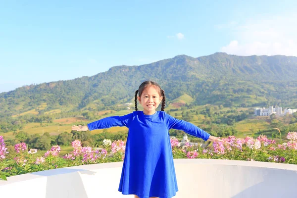 Adorável Pequena Menina Asiática Sentindo Livre Com Braços Abertos Belas — Fotografia de Stock