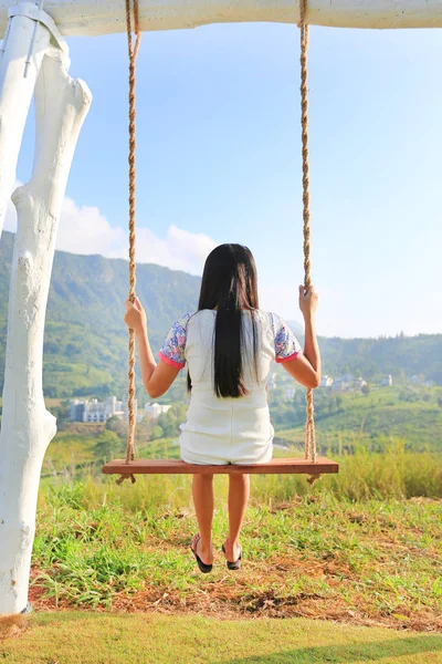 Costas Mulher Jovem Relaxante Por Balanço Encosta Nascer Sol Manhã — Fotografia de Stock