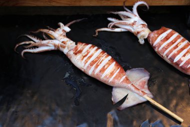 Taze kalamar ızgara, sokak gıda Bangkok, Tayland için Barbekü