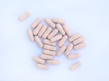 Beyaz arka planda tıbbi kapsüller