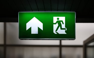 Bir acil çıkış işareti