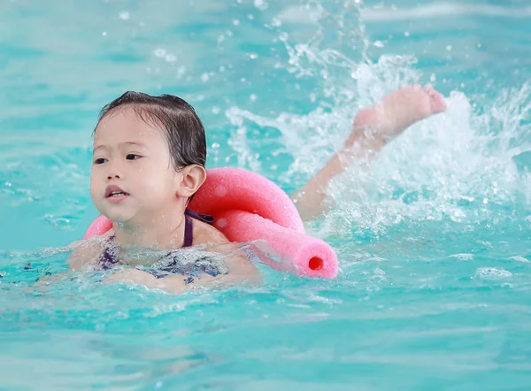 Kleines Mädchen Schwimmbadtraining — Stockfoto