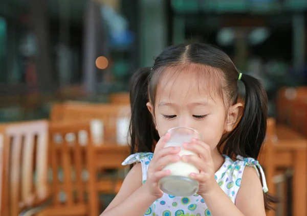 Azjatycki Dziewczynka Jest Picie Mleka Szkła — Zdjęcie stockowe